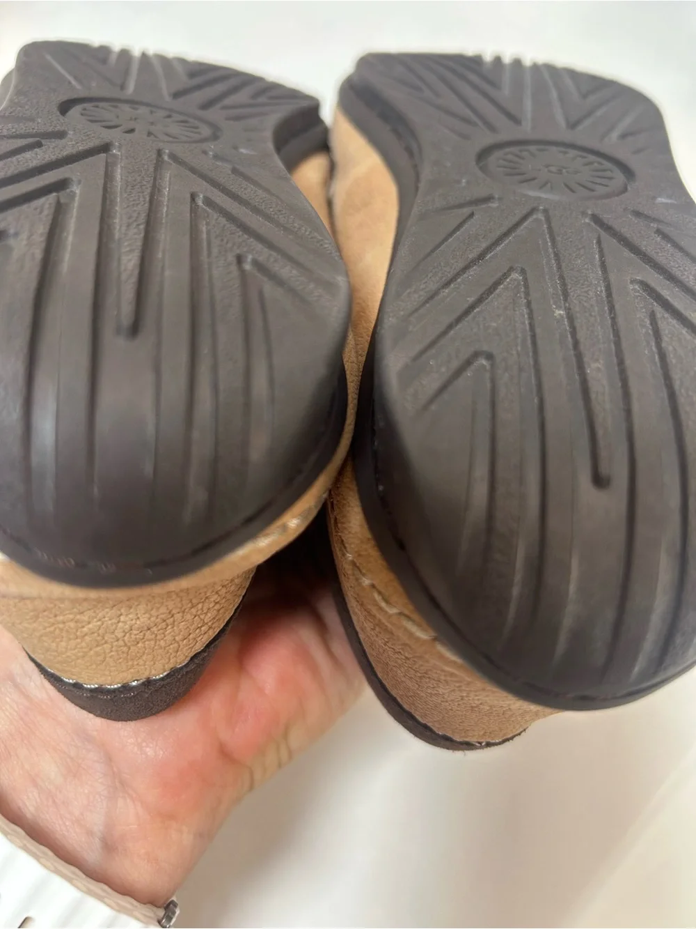 UGG KARSON TS TAN LEATHER DRIVING MOCS. NWOB MENS SiZE 7